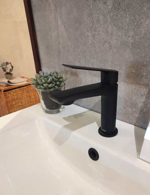 Sort armatur badeværelse