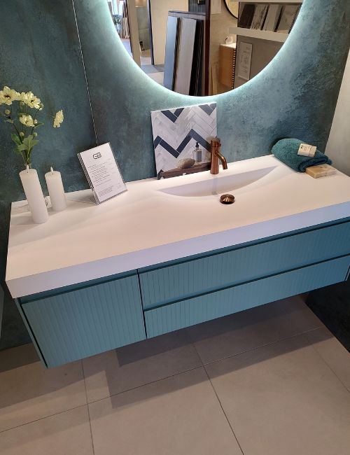 Håndvask badeværelse med skab